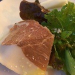 トラットリア インダコ - プロシュートと生野菜のサラダ　生ハムのアップ
