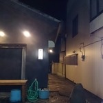 ちゅう心 - 魚屋さんの横の路地を入る