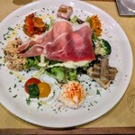 CASA DELLA PIZZA - 料理写真:生ハムサラダ付前菜プレート