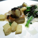 エクアトゥール - オードブル　地鶏黄卵のラビオリ　フォアグラのポアレ　京都山城の筍と菜の花　トリュフソース