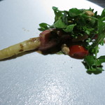 エクアトゥール - オードブル　佐賀県産ホワイトアスパラガスと大トロ　グレープフルーツとバルサミコ　クミンと木の芽　クレソン　マーシュのサラダ