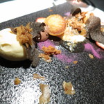 エクアトゥール - デセール　蜂蜜ヨーグルトの黒トリュフ添え　バニラアイスクリームと金柑に詰めて焼いたクレームダマンド　アニスショコラ添え