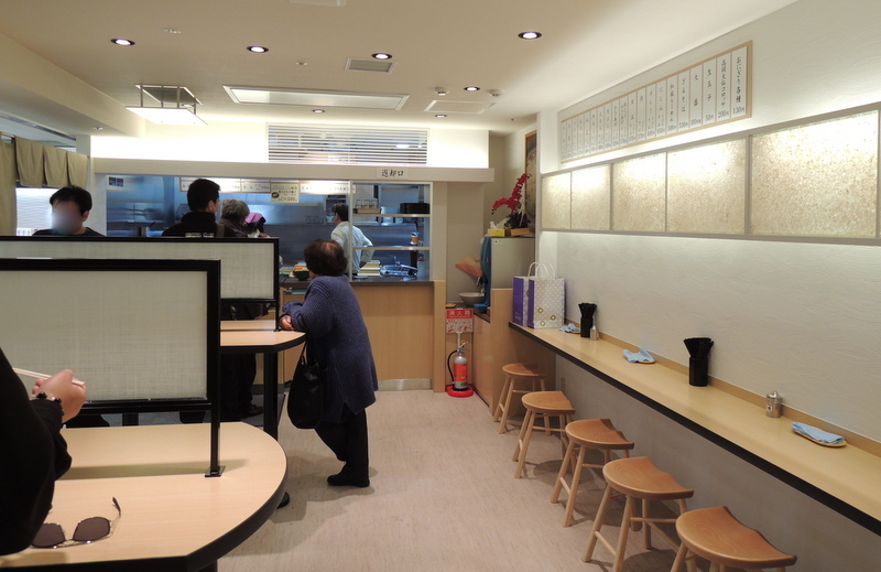 2015年3月22日(日)　店内にはカウンター席と立ち食い席があります