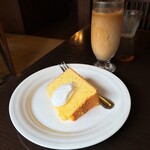茶房・伽羅 - 料理写真:アフターヌーンサービスのシフォンケーキ
