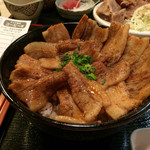 居酒屋 酒亭じゅらく - メガしびれ豚丼（ご飯普通盛り）