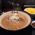 すみれ - ラー博は俺の社員食堂。  平日限定、味噌ラーメソラソチ！  今日は鬼飯を選択。十分濃いのであろうけど、濃厚と感じなくなってきた。すみれラー博店のいつもの味噌、だね。はは。