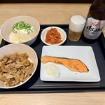 松屋 - 料理写真:牛皿、“炙り”焼鮭、冷奴、富士山キムチ、ビール中瓶(アサヒ スーパードライ)