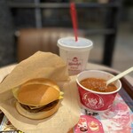 ウェンディーズ・ファーストキッチン - ドリンク写真:Jr.チーズバーガーデラックス500円
ウェンディーズチリM+ドリンクセット520円