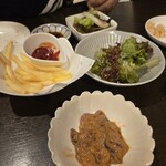 さくらば商店 - サイドメニューの塩辛とポテトフライ