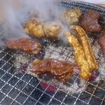 つる屋 - ホルモン焼いてるところ