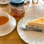 ユトリ珈琲店 - 料理写真:ダージリンティーとミルクレープ