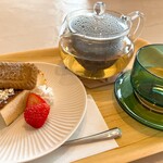 ごきげんchachacha。 - バスクチーズケーキとホーリーバジルティー