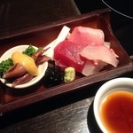 青山きいろ - マグロ、タイ、ハマチの刺身とホタルイカ。刺身は肉厚。