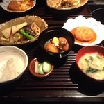 青山きいろ - ご飯膳は、カニクリームコロッケ、さわらの焼き物、ジャガイモ団子など盛りだくさん。