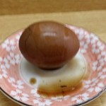 上海生煎包 - 味付玉子（100円）なんと、殻付きで提供された。