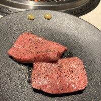 Yakiniku BarBies - 食欲をそそる厚切り生牛タンの色ツヤ