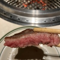 Yakiniku BarBies - 外はカリッとレアに焼いた牛タン