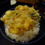 天ぷら よしおか - ゴハンに乗せて、天つゆをかけて、かき揚げ丼に。