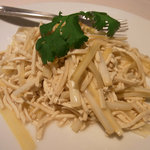 黄ニラ干糸炒め。んー、おいしい。