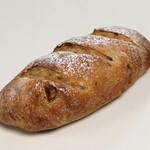 モクノネ - いちじく生地のクリームチーズパン