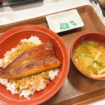 すき家 - 料理写真:鰻丼と味噌汁