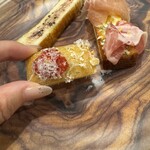 UNE TABLE - 