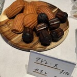 UNE TABLE - 
