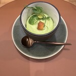 UNE TABLE - 