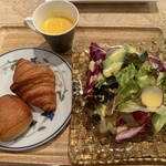 イタリアンレストラン ルッチコーレ - クロワッサン　サラダにはコーンドレッシング
