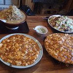 葉隠一番 - 4人の頼んだ料理を並べると凄いインパクトに