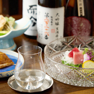 全国各地から厳選した20種類以上の日本酒など、多彩なドリンク