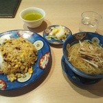 中華 周玉 - 炒飯とネギラーメンのセット（¥850）