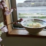 西端手打 上戸うどん - 花見うどん、桜と水仙が活けられてました。うどん中（２玉）３００円
