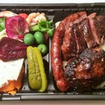 BARU 竹末 - 酒呑みのための夜弁当。（税込1000円）牛サガリとハンバーグ、仔羊のメルゲーズ（香辛料の効いた腸詰）のグリル。