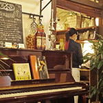 Brasserie Cafe Huit - セピア色のピアノがお洒落〜♬