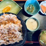 善兵衛新富士 - 桜海老のかき揚げ丼全貌