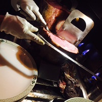 ロウリーズ・ザ・プライムリブ 恵比寿ガーデンプレイス店 - スライスの瞬間