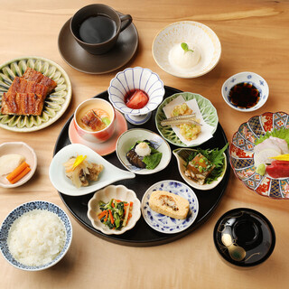 お昼からの会食に。