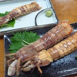 市場食堂 味処たけだ   - 自分で剥くシャコ350円（手前∶オス、奥∶メス）