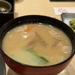 とんかつKYK - 豚汁も野菜の甘さが出ており味噌の具合も最適