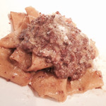 パッパルデッレ　パルミジャーノチーズで仕上げるひき肉の煮込みラグーボロゼーネ