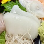 青山 - 刺身五点盛りのイカ