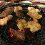 一升びん - A5コースとA4コースのホルモン盛り合わせを食べ比べる