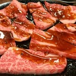一升びん - 本日のおススメA5並肉は様々な部位が切り落としで。これはかなり満足できる一品