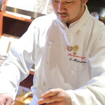 鉄板焼ばらもんや - 見た目とは違って、実は優しい＆おもてなしの心抜群のマスター！笑　許可をもらって撮らせてもらいました。　お若いですが料理人生１６年以上。