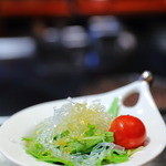 鉄板焼ばらもんや - サラダは柚子ドレッシングで。国産の水菜・トマト・海藻サラダ