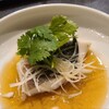 중국채 키치지츠 - ⑦蒸し真名鰹(愛媛県産、2.5kg)、白髪葱載せ、熱々ピーナッツ油掛け、パクチー載せ
                産卵は初夏～夏、旬は冬～初夏
                独特の臭みを抑えつつ旨みを引き出すのが難しい魚を蒸した後に熱々のピーナッツ油が良い
