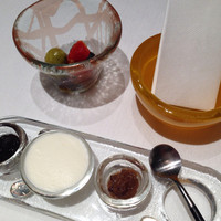 ターナ - 燻製バターとトマトジャム、オリーブ