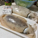 ヤマザワ - 料理写真:宮城県産コウイカが半額Σ(･ω･ﾉ)ﾉ2尾で540円でゲット✨手前のコなんて640gもありました…ぶさかわー( *´艸)