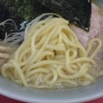 山岡家 - 麺のアップ（かなり太い）